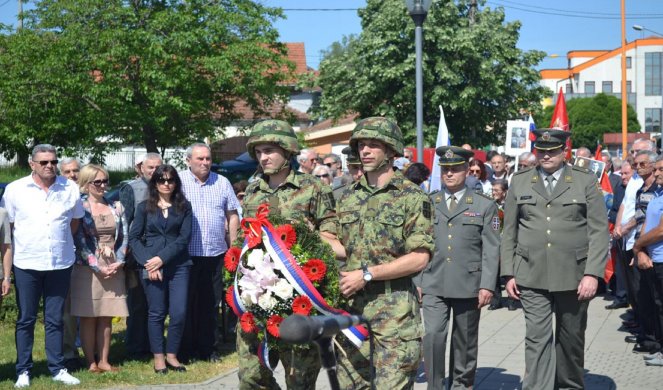 ČARAPANI PROSLAVILI DAN POBEDE: Besmrtni puk marširao prvi put u Kruševcu!